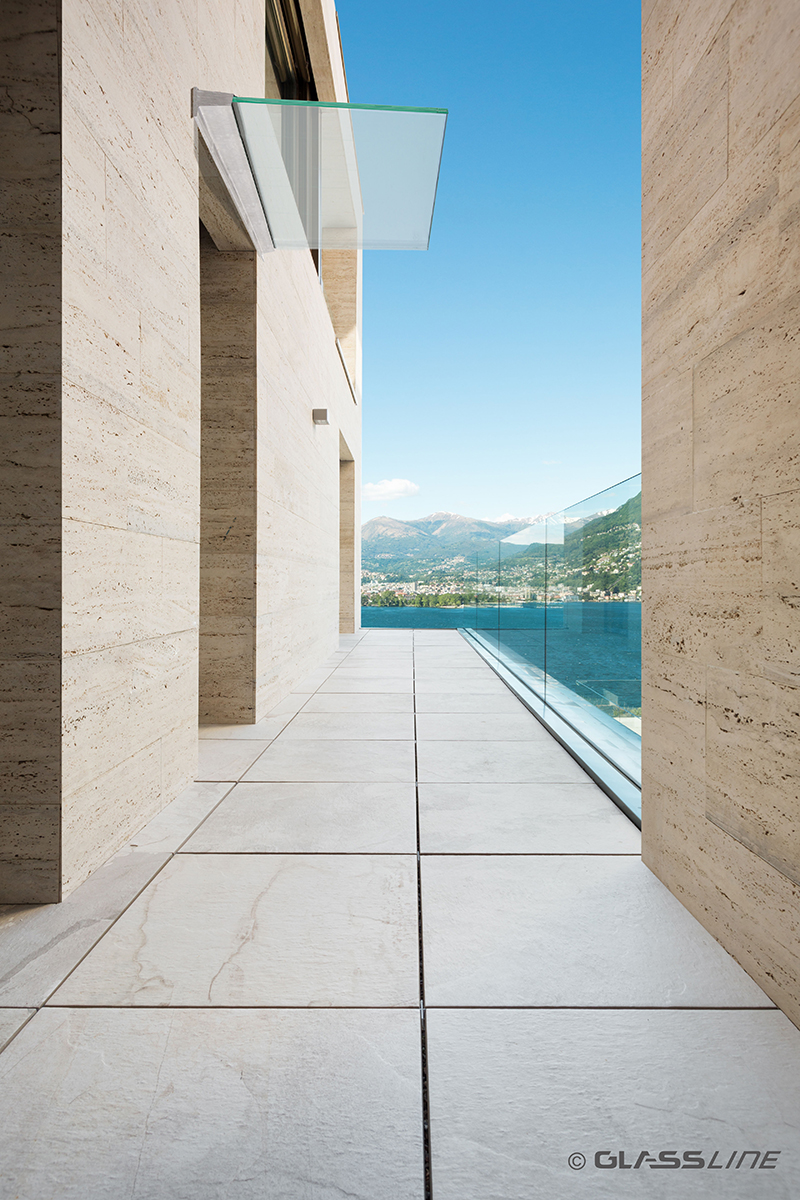 Stylishes Glasvordach und Glasbalkon